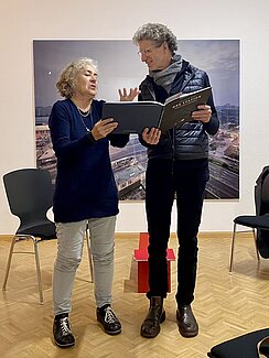 Christian Höhn und Dr. Yan Xu-Lackner im Gespräch