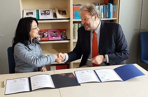 Kooperationsvertrag mit Sprachenzentrum der FAU unterzeichnet