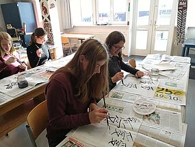 Kalligraphie-Workshop am Marie-Therese-Gymnasium Erlangen
