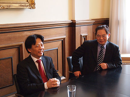 Der Gesandte Botschaftsrat Prof. Dong Qi besucht die FAU